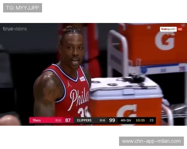 NBA篮板争抢的激烈瞬间：跌倒三人震撼全场